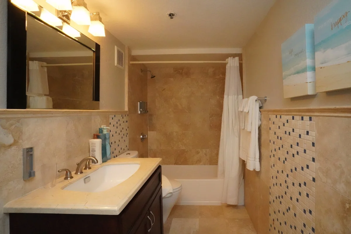 Bathroom 1 — Photo 1