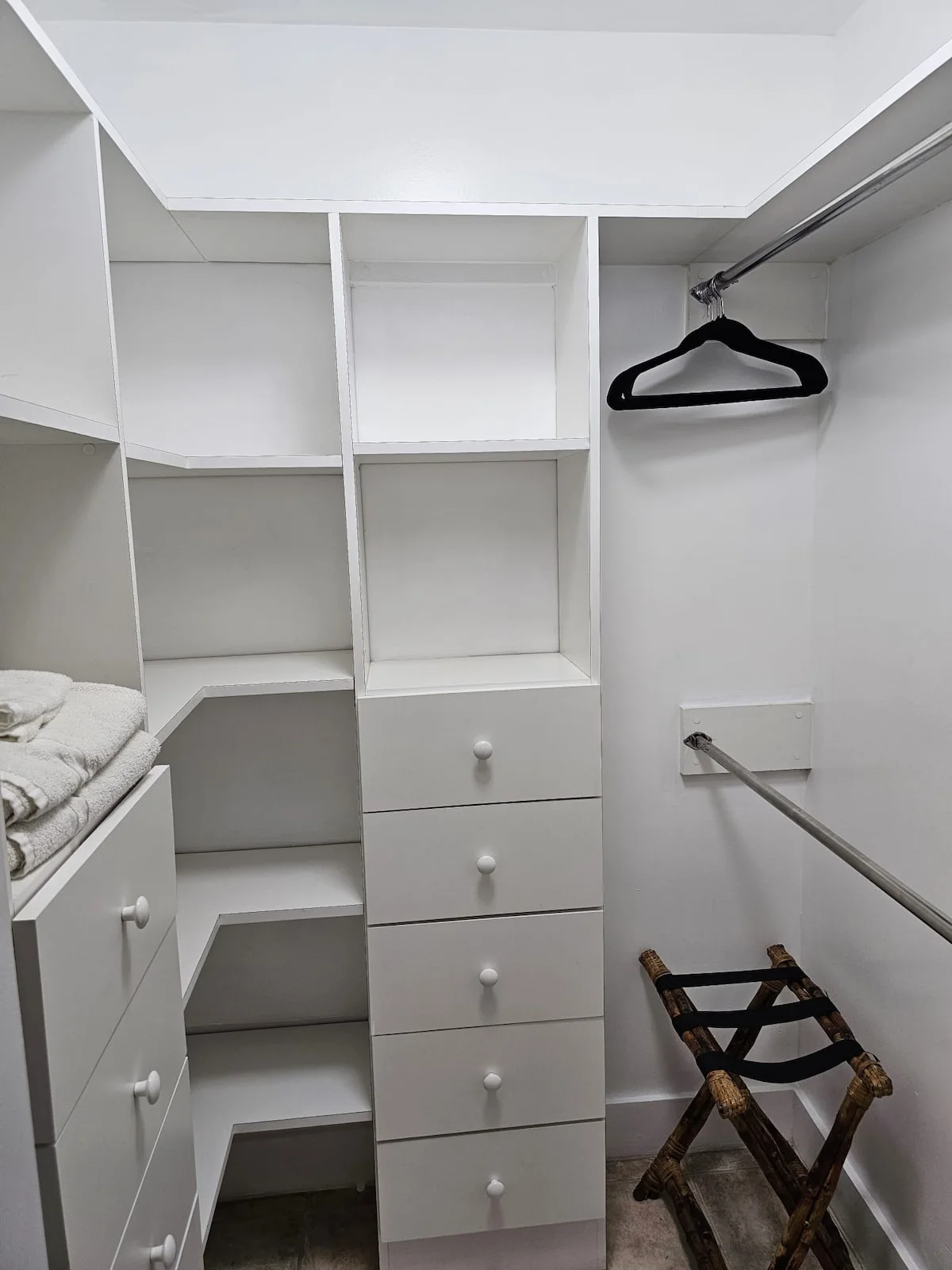 Closet 2 — Photo 1