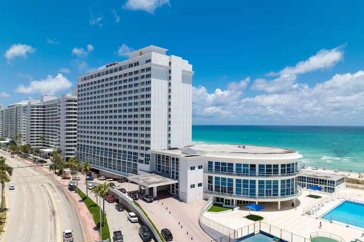 Oceanview Apartment with Direct Beach & Terrace Access A24 — Photo 2