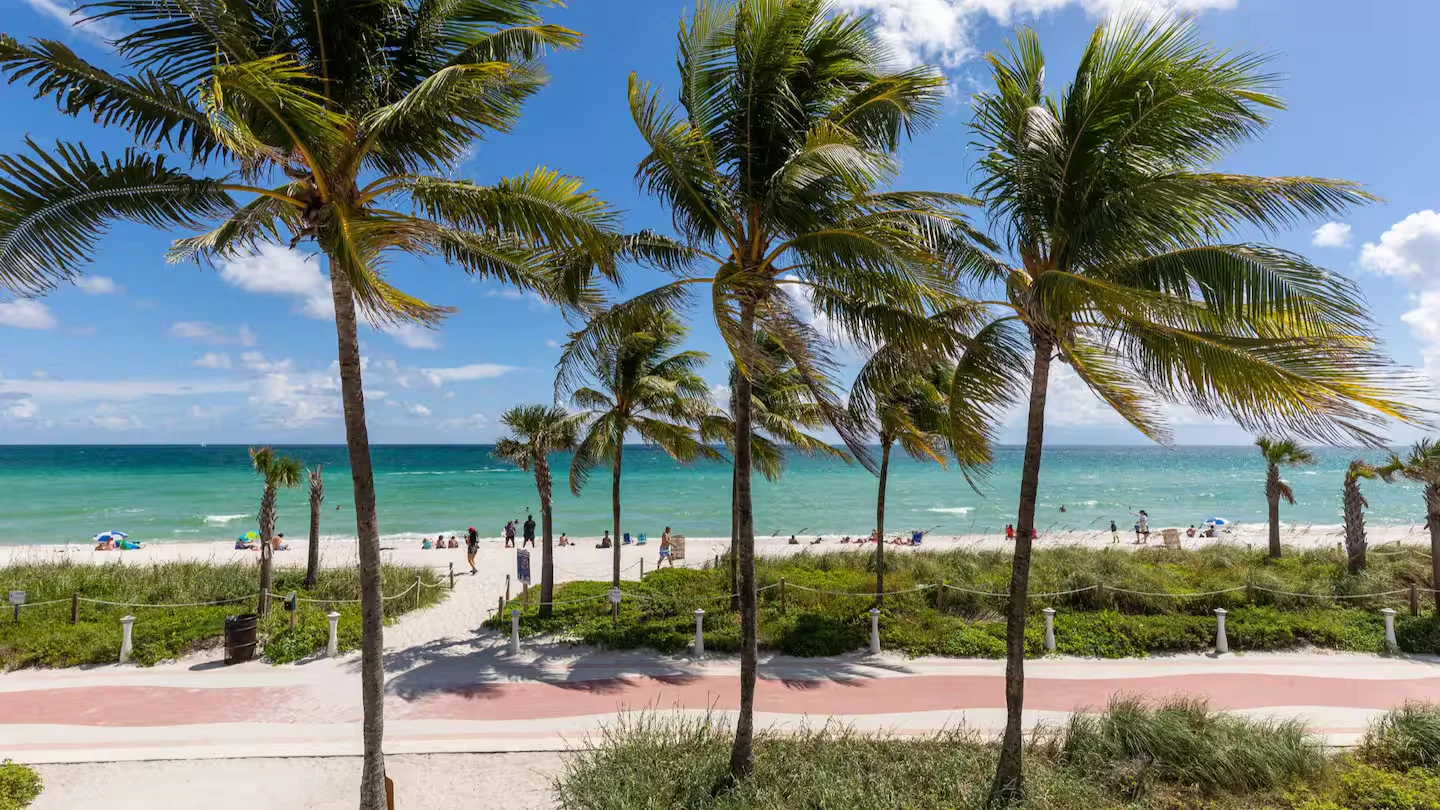 Oceanfront King Bed Condo with Bay Views A18 — Photo 2